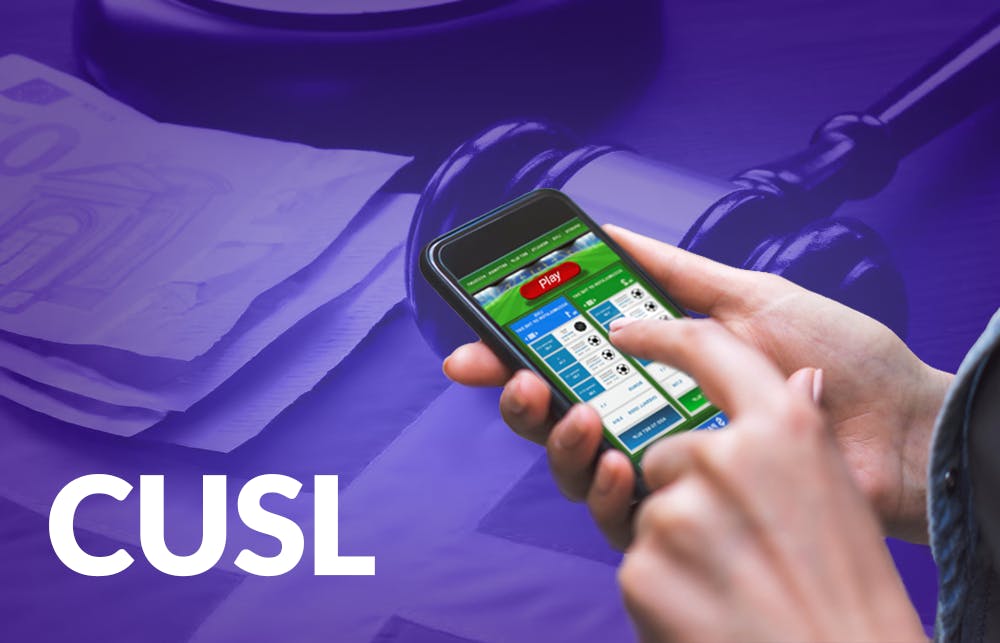 En hand som håller i en mobiltelefon där andra handen klickar på skärmen som visar en bettingsida. I bakgrunden skymtas dokument samt en domstolsklubba. Nere till vänster står texten CUSL.