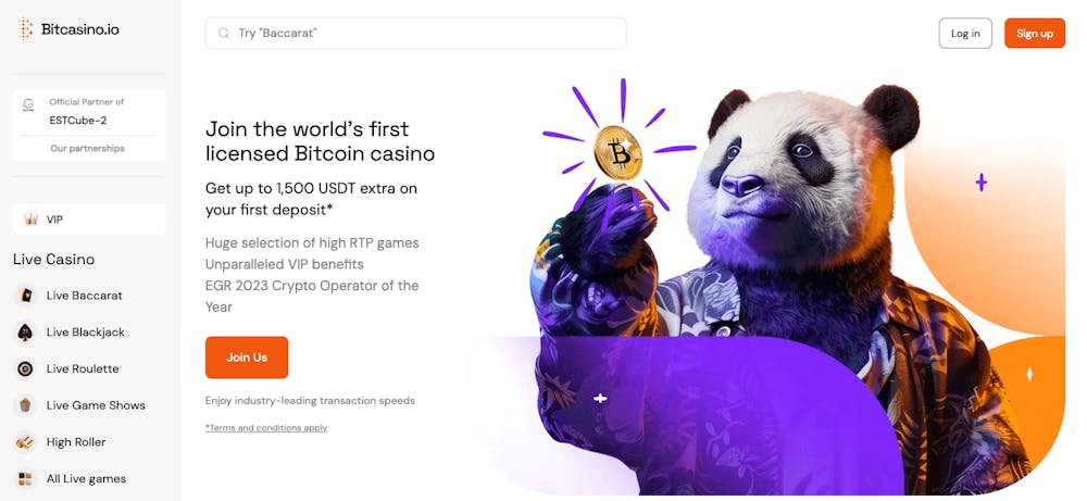 Bitcasino startsida informerar om  att casinot är det första licensierade Bitcoin casinot. Här finns också information om välkomstbonusen samt knappar för att registrera sig eller logga in. Till vänster finns menyn som bland annat visar spelkategorierna.