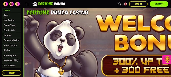 Startsidan hos Fortune Panda innehåller en meny till vänster, samt knappar som leder till casinots sociala medier-kanaler. Här finns också en Help-knapp, var du når såväl FAQ som Live Chatt. Mitt i bild är casinots maskot - en glad panda. Till höger skymtas välkomsterbjudandet. Högst upp till höger finns knapparna för att logga in eller skapa ett spelkonto.