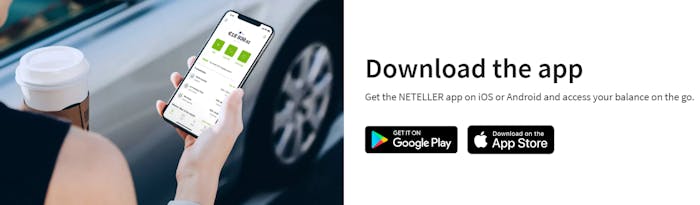 En kvinna håller i en mobiltelefon som visar Netellers app vid sidan av ett par nedladdningsknappar.