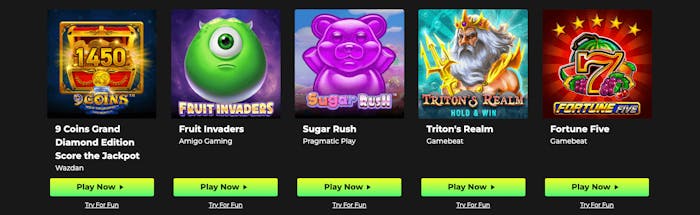 Här visas några slots som finns på Space Fortuna Casino. Tritons Realm och Sugar Rush är två exempel på titlar. Under respektive slot med tillhörande bild kan man klicka på Play Now, alternativt Try For Fun för att spela i demoläge.