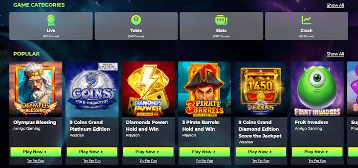 Olika spelkategorier som presenteras här är Live, Table, Slots och Crash. Space Fortuna Casino har ett brett utbud av spel, och under spelkategorierna högst upp i bild visas några populära speltitlar, inklusive Olympus Blessing och Fruit Invaders.