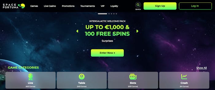 Här visas övre delen av Space Fortuna Casinos startsida. Välkomsterbjudandet på upp till 1000 euro och 100 free spins är placerat i mitten med rymden som bakgrund. Stora knappar för spelkategorier finns nedtill, medan menyn upptill tar en till såväl olika spel- som bonussidor.