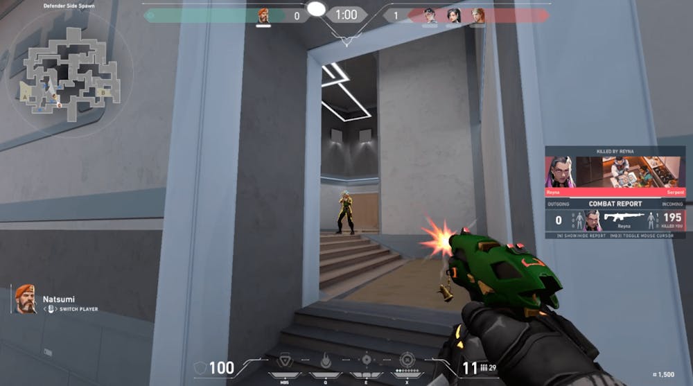Gameplay av Valorant där man ser någon hålla i en pistol.