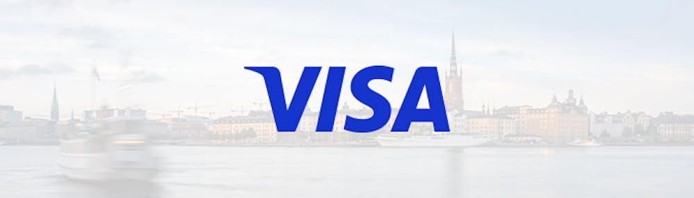 Logotypen för betalningsmetoden VISA med Stockholm i bakgrunden. Du kan använda betalkortet till att göra insättningar och uttag på ett VISA casino utan svensk licens.