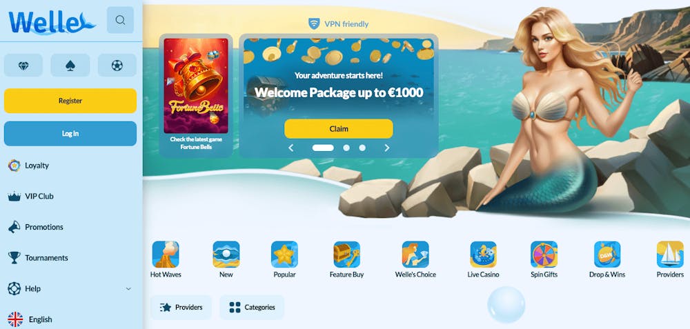 Welle Casino har en klassisk startsida med meny till vänster och välkomstpaketet i mitten. En sjöjungfru på en strand finns vid sidan om välkomsterbjudandet. Under finns snabbval för spel som Hot Waves, Welle's Choice och Drops and Wins. Knappar för registrering och login är placerade till vänster, i huvudmenyn.